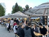 Foodtrucki zawitały do Krosna. "Mobilne restauracje" serwowały dania z różnych stron świata [ZDJĘCIA]