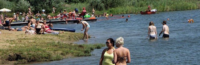 W upalne dni na kąpielisku przebywają setki osób.