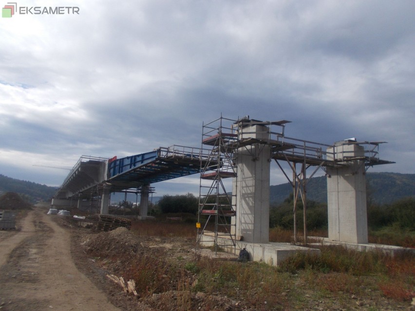 Trwa budowa mostu w Kurowie na rzece Dunajec. Wykonywane są...