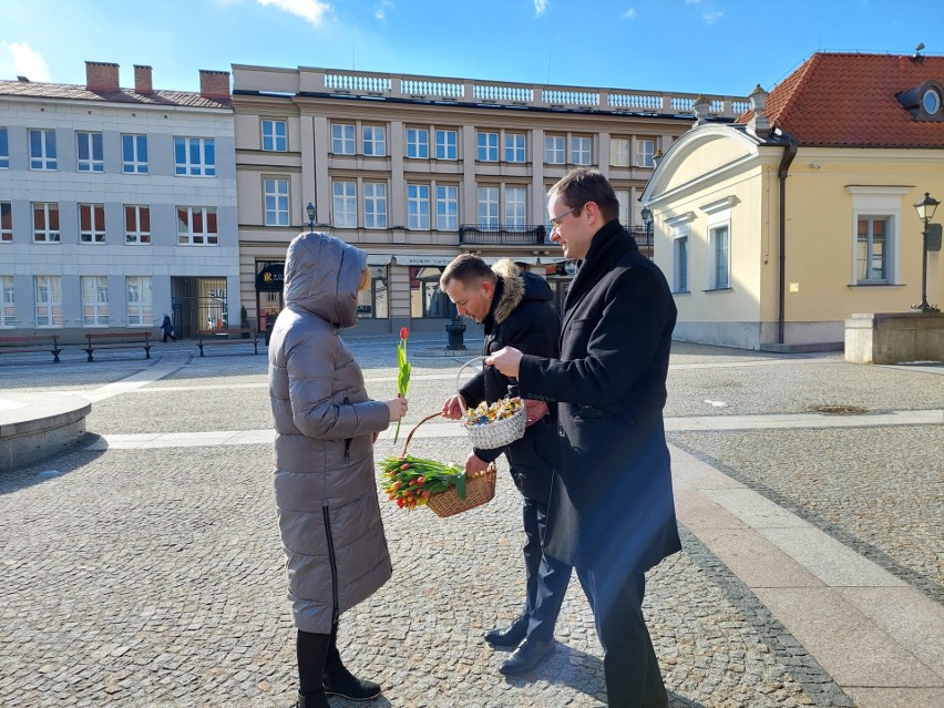 Działacze Prawa i Sprawiedliwości z okazji dnia kobiet,...