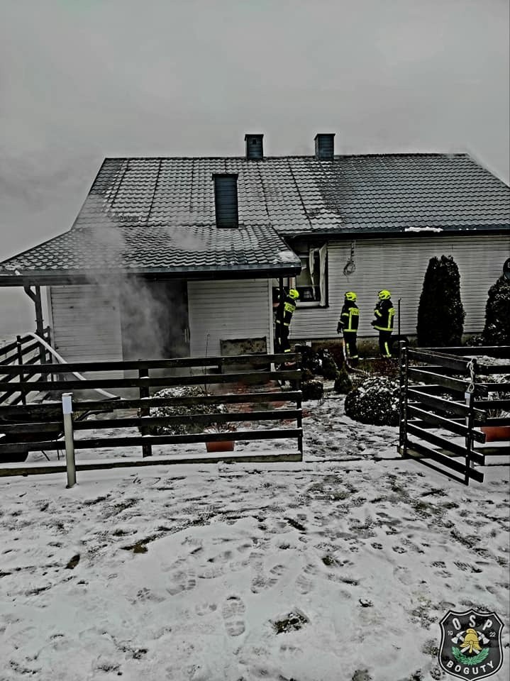 Pożar domu w Tymiankach-Pachołach gm. Boguty-Pianki, 10.03.2023. Zdjęcia