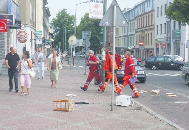 Lokator wyrzucił przez okno między innymi mikrofalówkę i taboret.