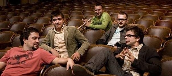 Skarzyska grupa Happysad otrzymała platynową płytę za album DVD "Na żywo w studio&#8221;. Na zdjęciu pierwszy z lewej Łukasz Cegliński.