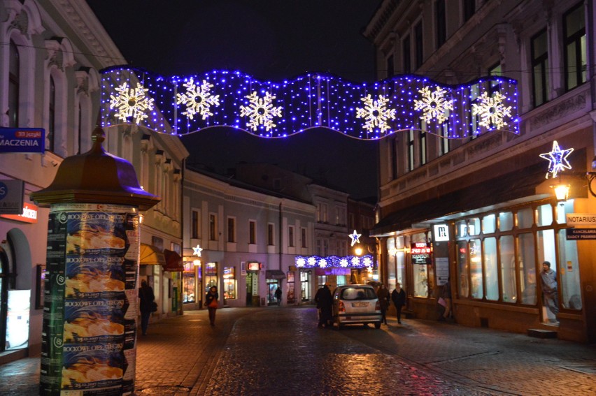 Tarnów. Świąteczne iluminacje zdobią miasto