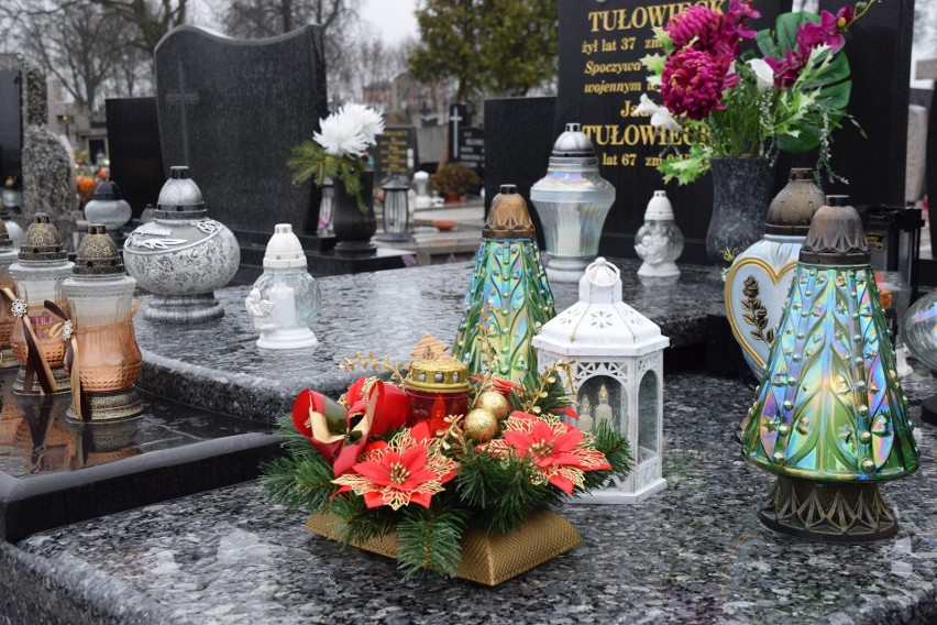 Świąteczne stroiki i znicze na cmentarzu parafialnym w Ostrowi Mazowieckiej. Tak było w Boże Narodzenie 26.12.2023