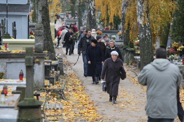 Setki kielczan odwiedzało dziś zmarłych na cmentarzu Nowym.