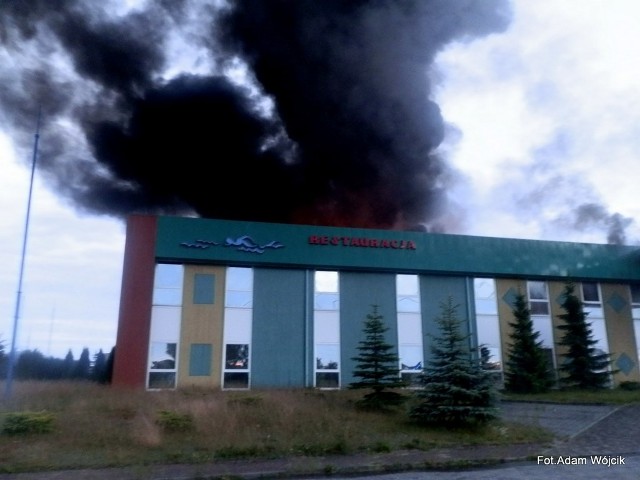 W czwartek około godz. 21 ogień objął pierwsze piętro hotelu. Słup czarnego dym widoczny był z wielu kilometrów.