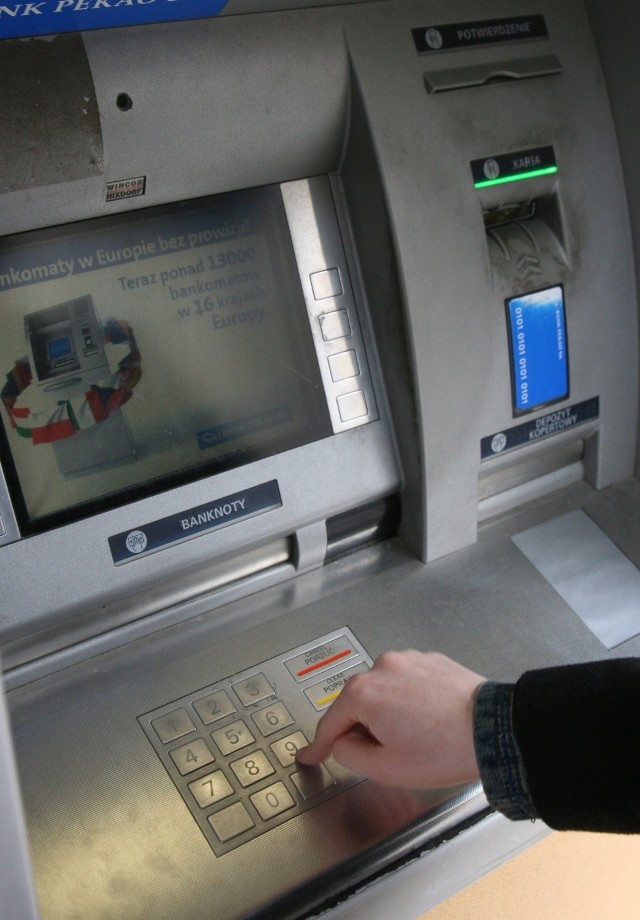 Wypłacanie gotówki kartą kredytową z bankomatu wcale się nie opłaca