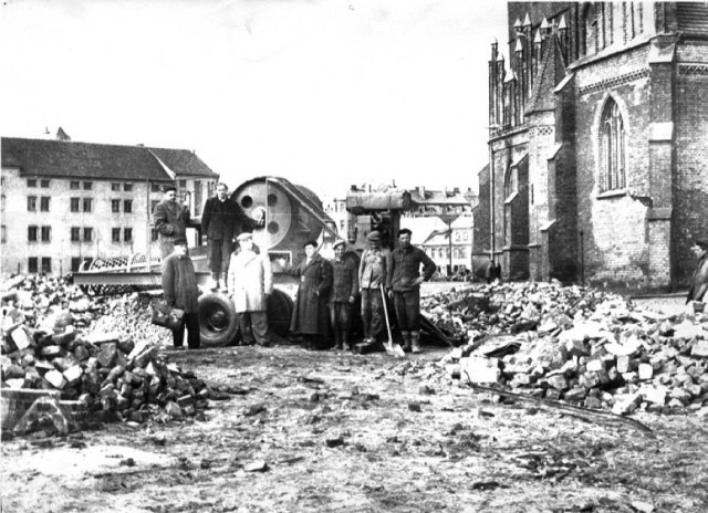 W 1947 roku rozpoczęła się odbudowa kościoła Mariackiego w Słupsku. Jednak przygotowania rozpoczęły się kilka miesięcy wcześniej