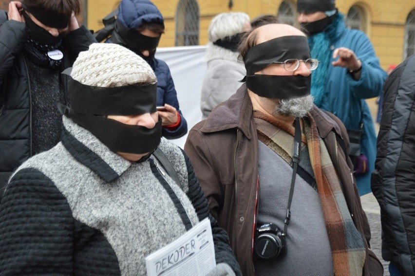 Milczący protest pod Pręgierzem. W obronie skradzionej sprawiedliwości [ZDJĘCIA]