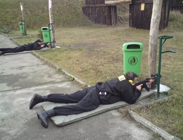 Radziejowscy policjanci w trakcie ćwiczeń strzeleckich