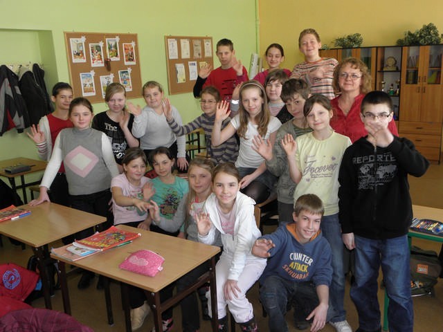 Przedstawiciele klas uczestniczących w projekcie wraz z pedagog Krystyną Kołodziejczyk