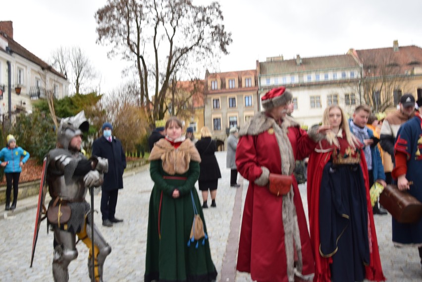 Barwny Orszak Trzech Króli 2022 przeszedł ulicami Sandomierza do Rynku pod wspólnym hasłem: „Dzień dziś wesoły!”. Zobaczcie zdjęcia i film