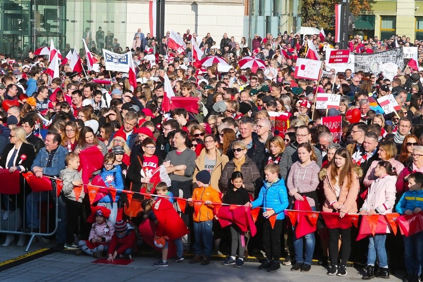 Radosna Parada Niepodległości przeszła przez Wrocław [ZDJĘCIA]