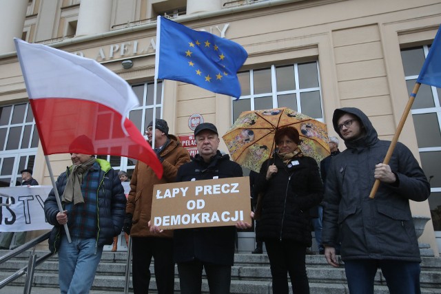 W sobotę w Warszawie odbył się "Marsz Tysiąca Tóg". To sprzeciw wobec procedowanej ostatnio ustawy dyscyplinującej sędziów. Protesty w obronie sądów odbyły się tego dnia w wielu polskich miastach. Protestowano m.in. przed Sądem Apelacyjnym w Rzeszowie."Determinacja rządzących do podporządkowania sądów przekracza naszą wyobraźnię". "Marsz tysiąca tóg" w Warszawie