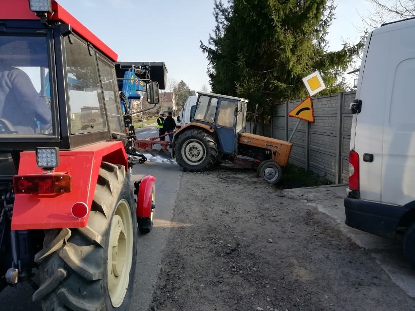 Gm. Rząśnia. Pijany traktorzysta wjechał do rowu na oczach policjanta FOTO