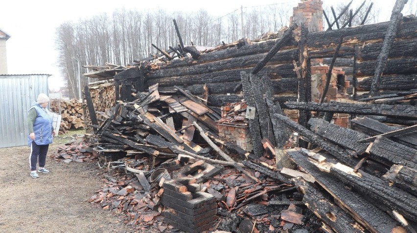 Potrzebna pomoc dla mieszkańca Dąbrowicy, który w pożarze stracił żonę i dom. Zobacz zdjęcia