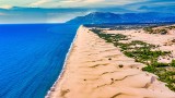 Ranking 9 najdłuższych plaż Europy: Sopot przy nich to piaskownica. Tam nie grożą wam tłumy, hałas ani parawany. Jedna jest w Polsce! 