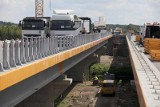 Żółtki. Most przechodzi próby wytrzymałościowe (zdjęcia, wideo)