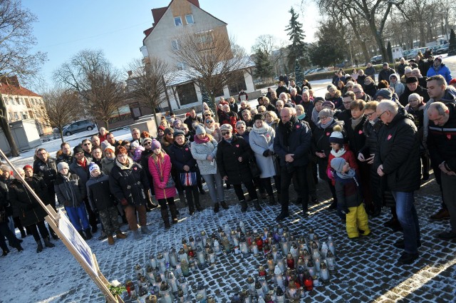 Ponad 200 mieszkańców zgromadziło się na Placu Wojska Polskiego w Kostrzynie, aby oddać hołd zamordowanemu prezydentowi Gdańska. Gdy kostrzynianie zapalali znicze w Gdańsku trwał pogrzeb Pawła Adamowicza.Paweł Adamowicz - księga kondolencyjnaW centralnym miejscu placu ustawiono sztalugę z czarno-białym zdjęciem Pawła Adamowicza. Mieszkańcy ułożyli serce ze zniczy. Była chwila zadumy, niejednej osobie z oczu popłynęły łzy. Głos zabrał burmistrz Kostrzyna Andrzej Kunt. - Jako kostrzynianie solidaryzujemy się z mieszkańcami Gdańska, którym zamordowano prezydenta. Wybierali go przez 20 lat. O prezydencie Gdańska w ostatnich dniach dowiedzieliśmy się bardzo dużo. Ja tylko chcę dodać, że znałem go z wielu spotkań, rozmów, dyskusji na Forum Związku Miast Polskich. Często był zapraszany do paneli dyskusyjnych - mówił burmistrz. Podkreślił zaangażowanie i profesjonalizm Pawła Adamowicza. - Dobrze nas, samorządowców, reprezentował. Był człowiekiem bardzo dobrze wykształconym. Był dla nas jednym z liderów, głęboko przywiązany do ideałów Solidarności i tradycji chrześcijańskiej. Był otwarty na ludzi i na świat, wprowadzał nową jakość życia publicznego, co w naszym kraju nie jest łatwe. To, jakim był człowiekiem, jak zwykle wielu zrozumiało dopiero teraz, czyli za późno - mówi A. Kunt.- Wiem, że dzięki 20-letniej pracy Pawła Adamowicza na czele jego zespołu, a także dzięki 20-letniej współpracy z jego wielkim przyjacielem Jackiem Karnowskim, burmistrzem Sopotu i dzięki współpracy z prezydentem Gdyni Wojciechem Szczurkiem, zbudowali piękną, nowoczesną metropolię, z której mogą być dumni wszyscy Polacy. To wizytówka naszego kraju na cały świat. Mieliśmy swoją kostrzyńską przygodę z Gdańskiem. Około 10 lat temu byliśmy liderem wiodącym w dużym, międzynarodowym projekcie europejskim z udziałem ponad 20 partnerów z 4 krajów. Zaprosiliśmy do tego projektu też polskie miasta. Te, w których są twierdze. Wiele miast nie było zainteresowanych. Ale Gdańsk się zgodził. Gdańskowi nie przeszkadzało to, że jest partnerem w projekcie, którego liderem jest małe miasto daleko na zachodzie kraju. Żegnamy cię prezydencie Pawle Adamowiczu. Cześć twojej pamięci - powiedział burmistrz Kostrzyna.Po tych słowach z głośników rozbrzmiał dobrze już znany utwór "Sound of silence". Kilkaset osób w milczeniu oddało cześć prezydentowi Gdańska. Wspomnienie Pawła Adamowicza