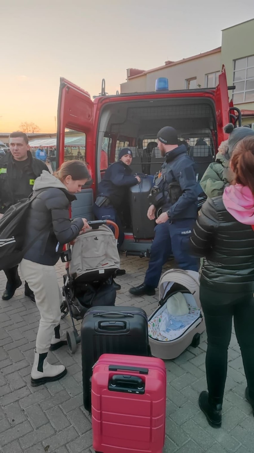 Policjanci z Wrocławia na granicy polsko-ukraińskiej. Jak mówią - pomagają i chronią [ZDJĘCIA]