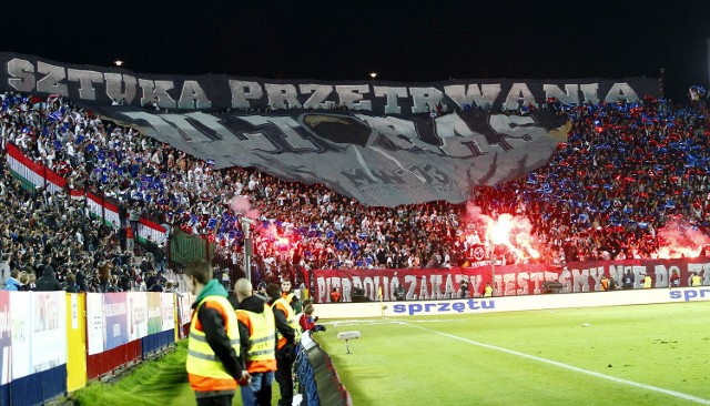 W 2012 roku Pogoń po powrocie do ekstraklasy po raz pierwszy grała z Legią. Kibice obu klubów jeszcze się przyjaźnili, więc świetne oprawy były wspólne. Pogoń przegrała 0:3.