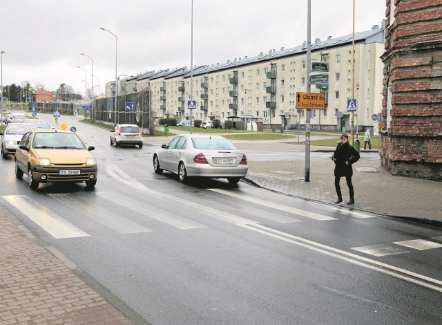 Przejście dla pieszych w rejonie skrzyżowania ulic Krasińskiego i Łuczniczej, Tu piesi muszą uważać na jadące zbyt szybko auta