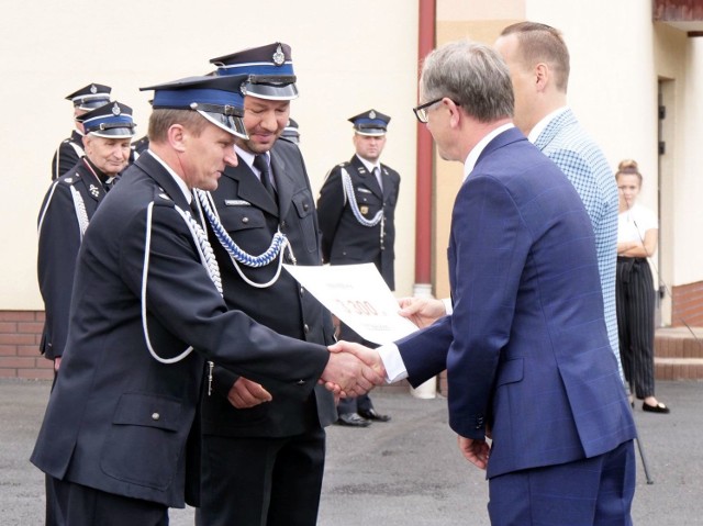 Wręczanie promesy dla kolejnej jednostki ochotniczej straży pożarnej