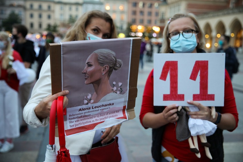 Kraków. Marsz solidarności z kobietami na Białorusi. "My, kobiety z Białorusi, apelujemy do kobiet z całego świata o pomoc" [ZDJĘCIA]