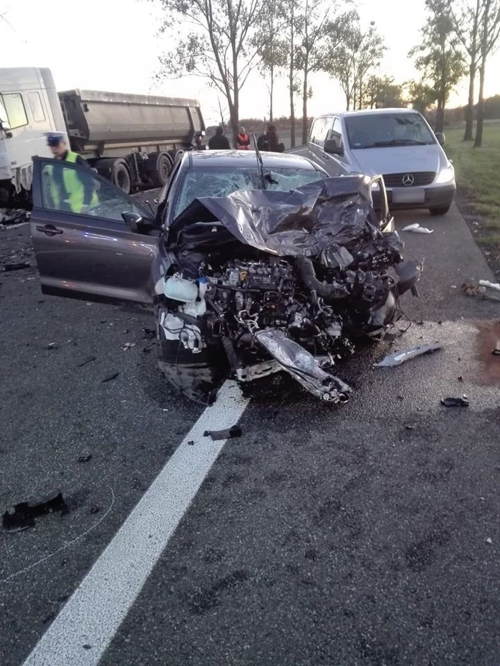 Wypadek śmiertelny pod Brzegiem. Auto osobowe zderzyło się z dwoma ciężarówkami