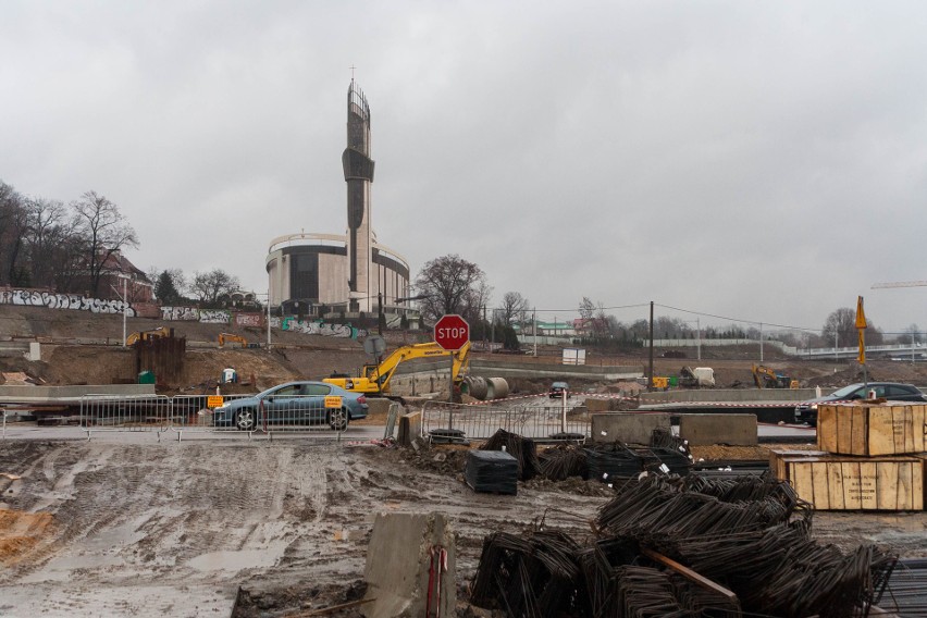 Kraków. Postęp prac na budowie Trasy Łagiewnickiej. Powstają tunele. Tworzą nowe koryto dla Wilgi. W lutym planują przełożenie rzeki