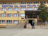 Szpital we Włoszczowie otrzymał od Fundacji Jesteśmy Blisko sprzęt na walkę z koronawirusem [ZDJĘCIA]