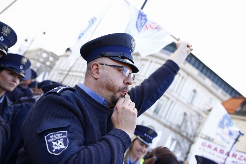 Protest policjantów w Warszawie. Mundurowi domagają się...