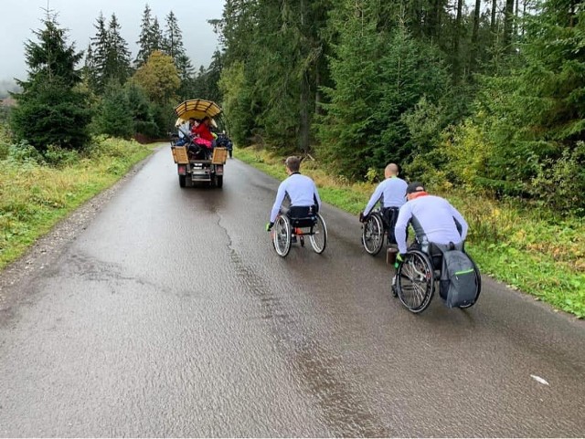 Błażej, Grzegorz i Piotr - podopieczni Fundacji #Drużyna Błażeja w sobotę dojechali na wózkach inwalidzkich do Morskiego Oka w Tatrach