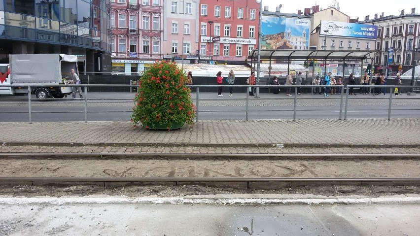 Na przystanku tramwajowym pod dworcem PKP w centrum Sosnowca...