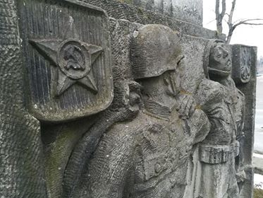 W sobotę, 17 marca z samego rana został wyburzony pomnik nazywany pomnikiem przyjaźni polsko-radzieckiej, czy jak ktoś woli, bolszewickiej, znajdujący się na skwerze Strakacza koło skierniewickiego starostwa powiatowego. 