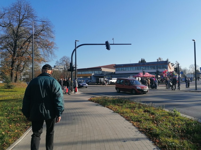 1 listopada w Pabianicach. Tłumy na cmentarzu ZDJĘCIA