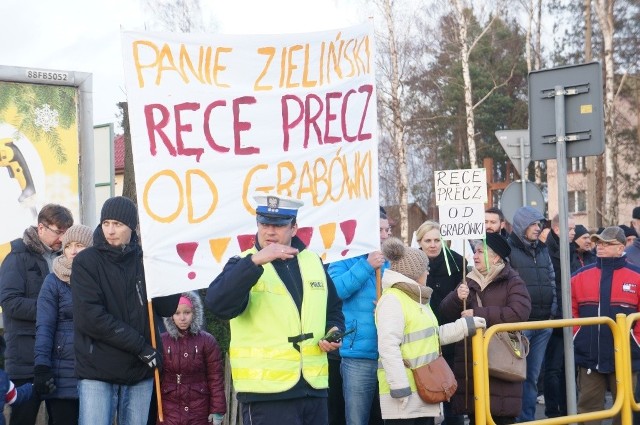 Protest mieszkańców Grabówki w obronie nowej gminy