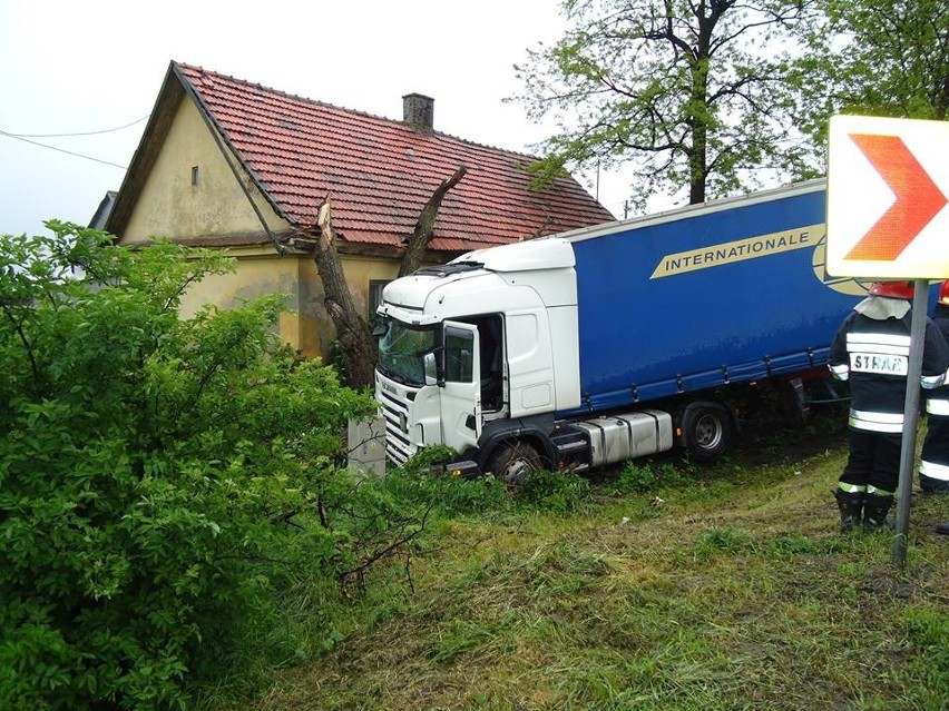 Ciężarówka wjechała w dom w Michałowicach [ZDJĘCIA]