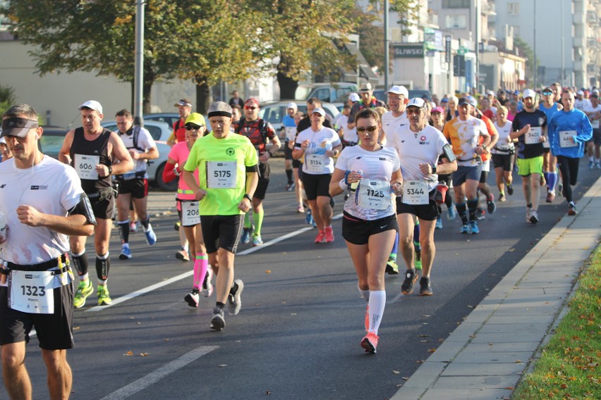 Zdjęcia z maratonu w Poznaniu 2018 - biegacze na pierwszym...