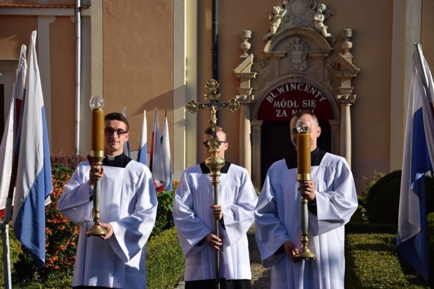 Tłumy wiernych na uroczystościach odpustowych ku czci błogosławionego Wincentego Kadłubka w Sandomierzu. Była procesja i Eucharystia 