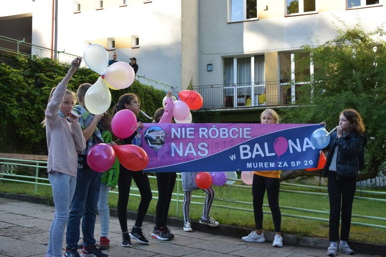 Po protestach rodziców, uczniów i społeczności Działek Leśnych SP nr 26 w Gdyni ma pozostać przy ul. Tatrzańskiej 40 