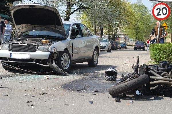 Śmierc motocyklisty w Krośnie31-letni motocyklista zginąl w wypadku, do którego doszlo dziś na skrzyzowaniu ul. Magurów i Wróblewskiego w Krośnie.