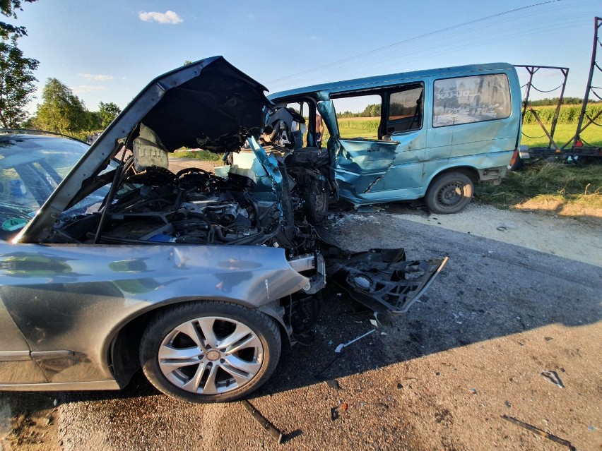 Po wypadku busa z osobówką, 21-letni kierowca stracił prawo...