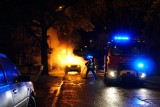 Wrocław: Nocny pożar samochodu na Biskupinie. Po stłuczce spłonął jeep [ZDJĘCIA, FILM]