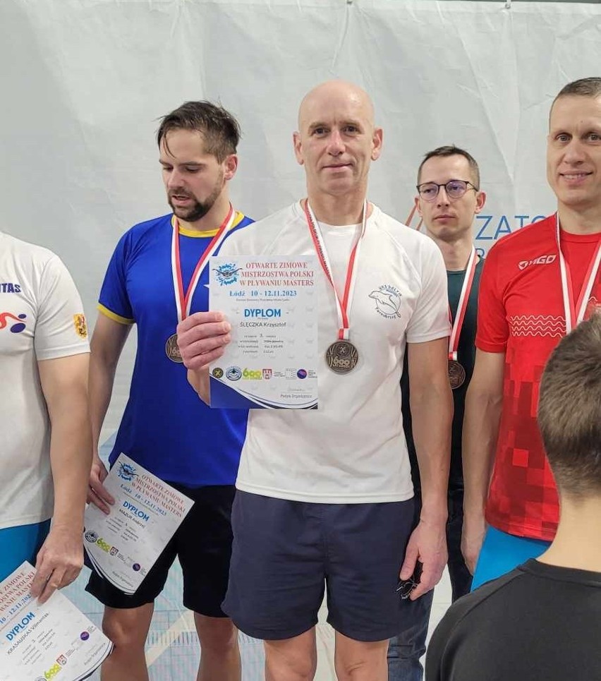 Pływacy z Tarnobrzega rywalizowali w Otwartych Zimowych Mistrzostwach Polski w kategorii Masters. Krzysztof Ślęczka na podium