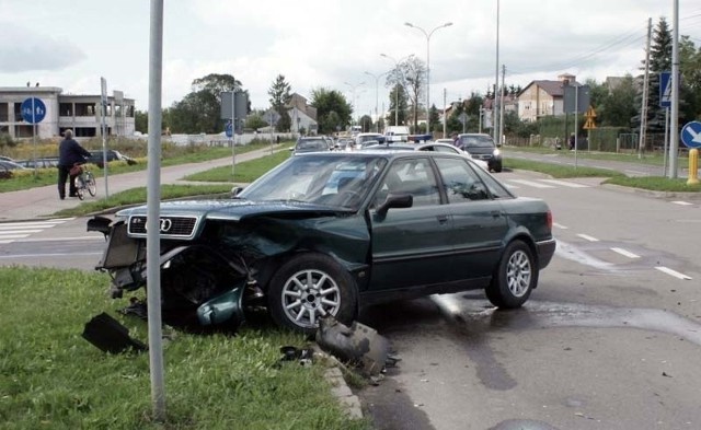 60-latka z audi zbyt pochopnie wyjechała z podporządkowanej ulicy