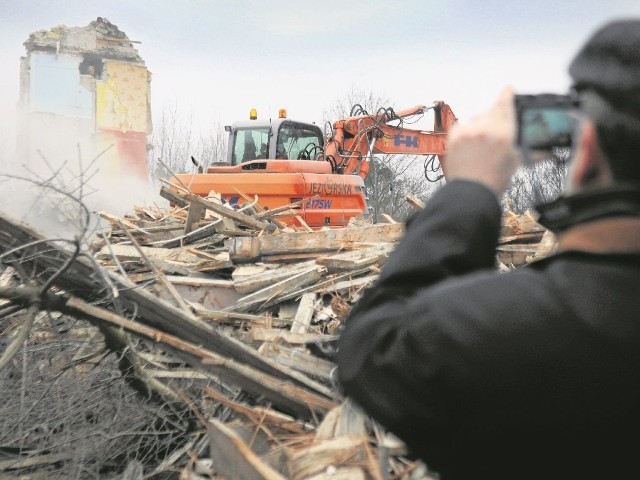 W związku z rozbudową trasy staromostowej zostanie rozebranych ok. 40 różnego rodzaju obiektów. Wczoraj wyburzane były budynki przy Szosie Chełmińskiej 69 i 73