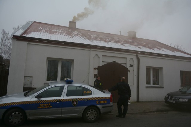 Interwencja Straży Miejskiej na radomskich Glinicach po tym jak jedna z ulic została „przykryta” gęstym dymem z kominów.