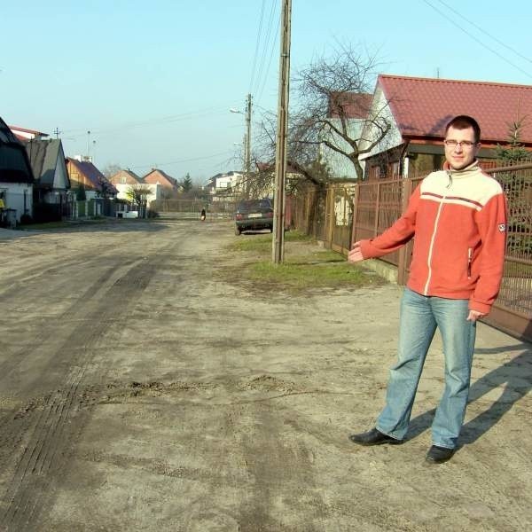- Już wielokrotnie interweniowaliśmy w sprawie drogi, ale jak widać miasto się tym nie interesuje - mówi Karol Jakubiak, mieszkaniec ulicy Solnej w Radomiu.